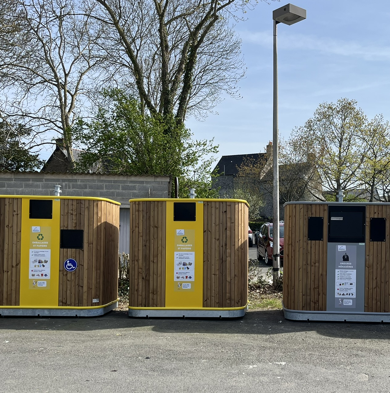 Conteneur aérien en bois NéoBois de Blard Environnement, solution écologique pour le tri des déchets